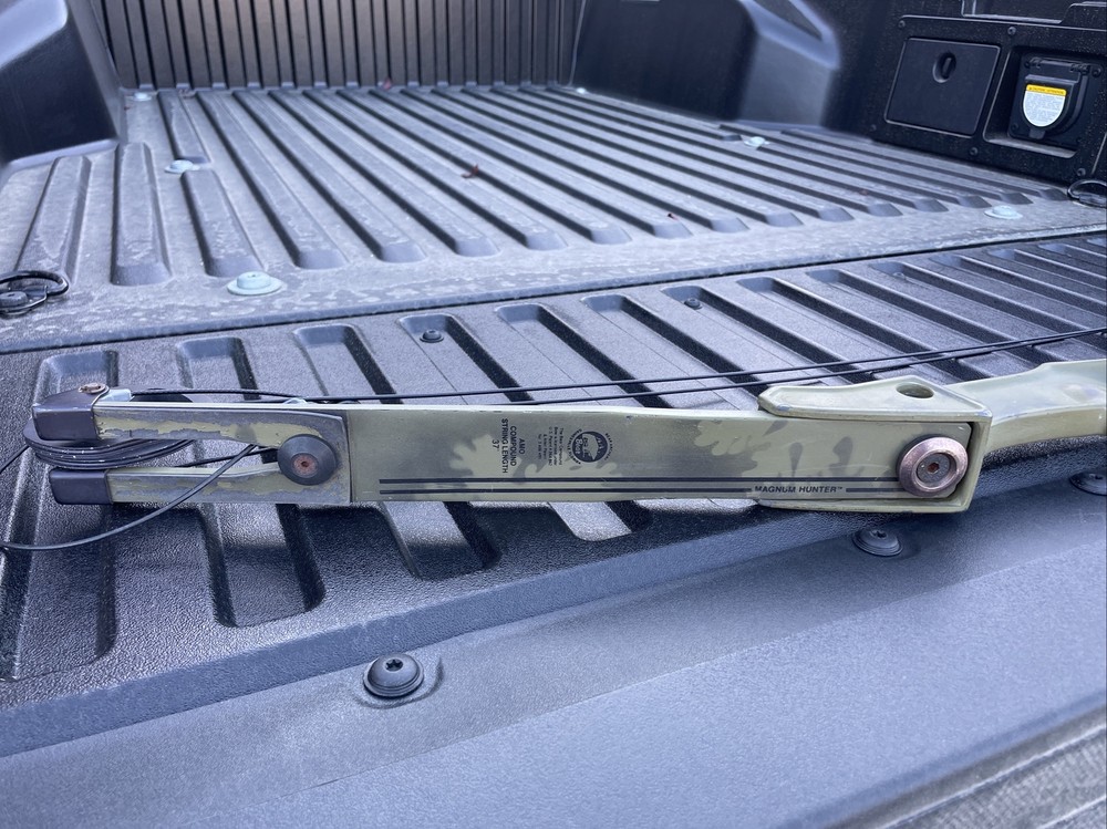 Bear MAGNUM HUNTER COIN SERIES Compound Bow STRING LENGTH 37”