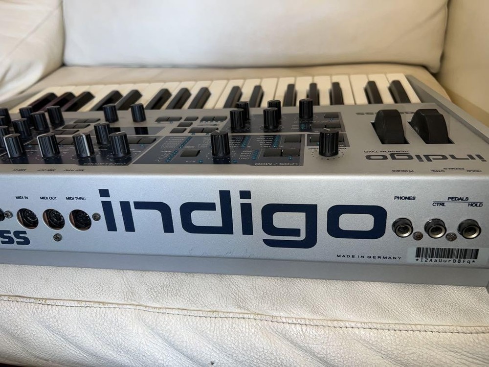 Accesss virus indigo2 Synthesizer Keyboard