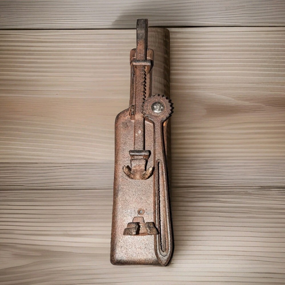 VINTAGE CAST IRON WALL MOUNTED CORKSCREW CORK PULLER OPENER RARE NO CORKSCREW