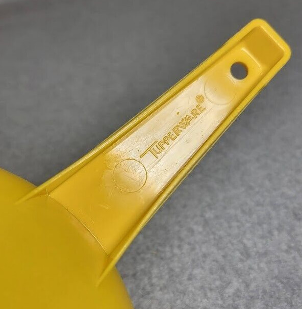 Tupperware 7" Mustard 1 Quart Strainer Colander With Handle #1200