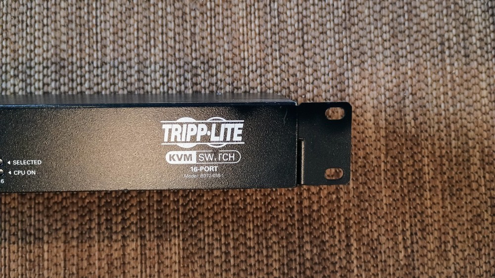 Tripp Lite NetCommander (B0720161) 16-Ports Rack-Mountable KVM switch PS/2...