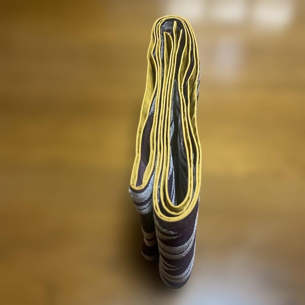 Wide half-width belt on both sides, arrow feather pattern, synthetic fiber