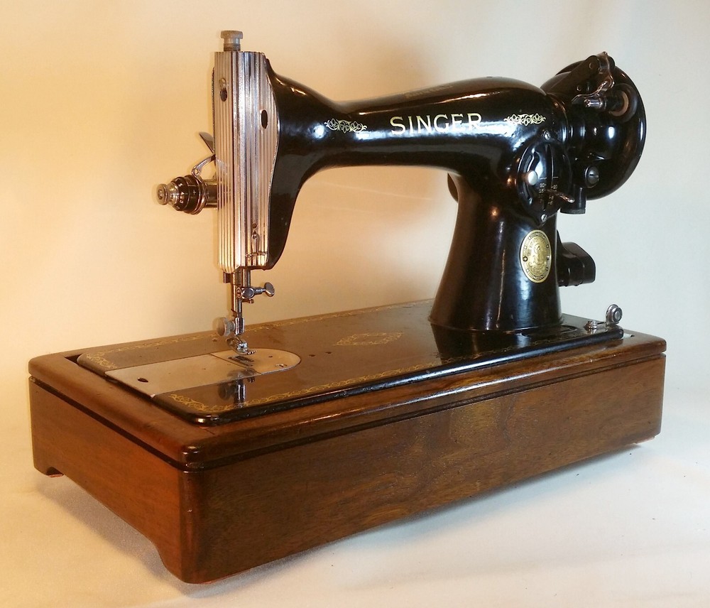VINTAGE SINGER SEWING MACHINE WOOD BASE