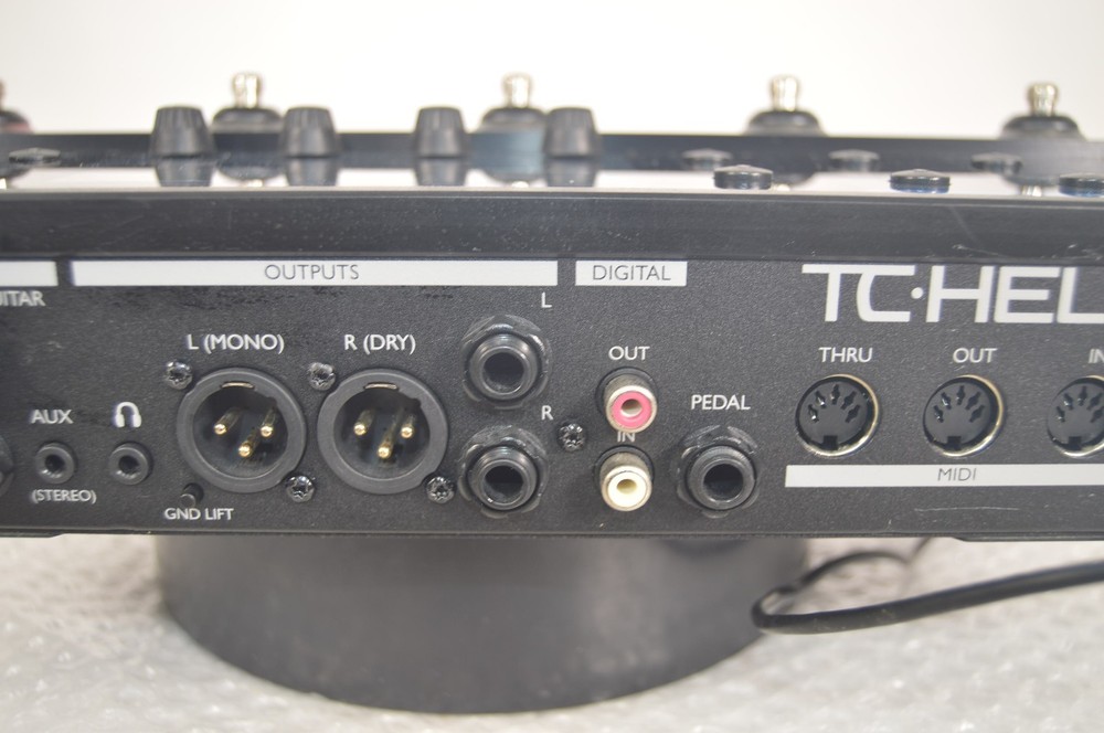 TC-Helicon VoiceLive 2 Vocal Multi-Effects Processor Pedal Effector W/ Manual