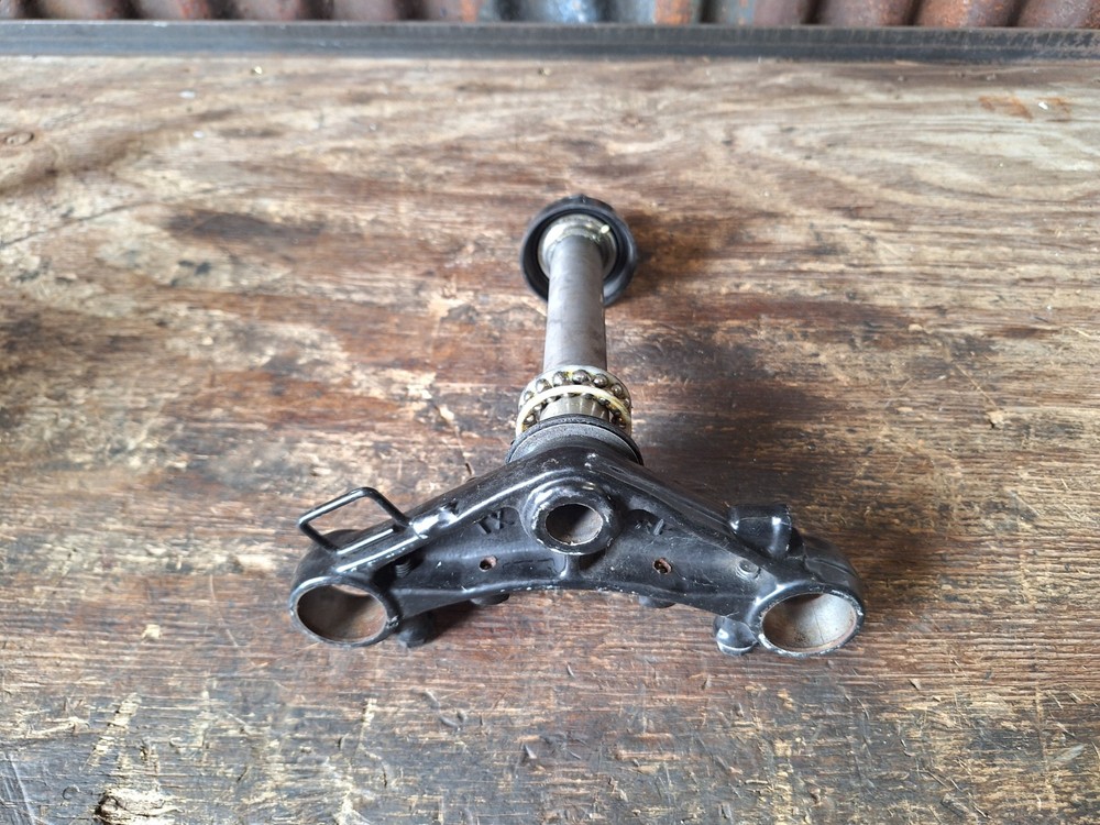 Honda CB125F GLR125 - Front Lower Bottom Fork Yoke Clamp Bracket & Fixing Nuts