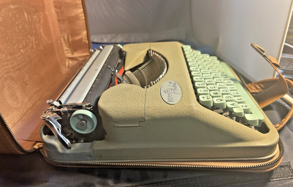 Hermes Rocket typewriter Portable Green