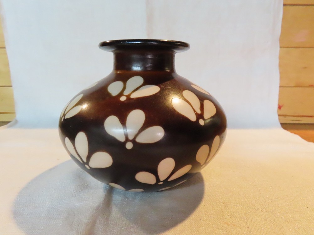 Chulucanas Peru pottery vase signed by Jose Marcelo Prado