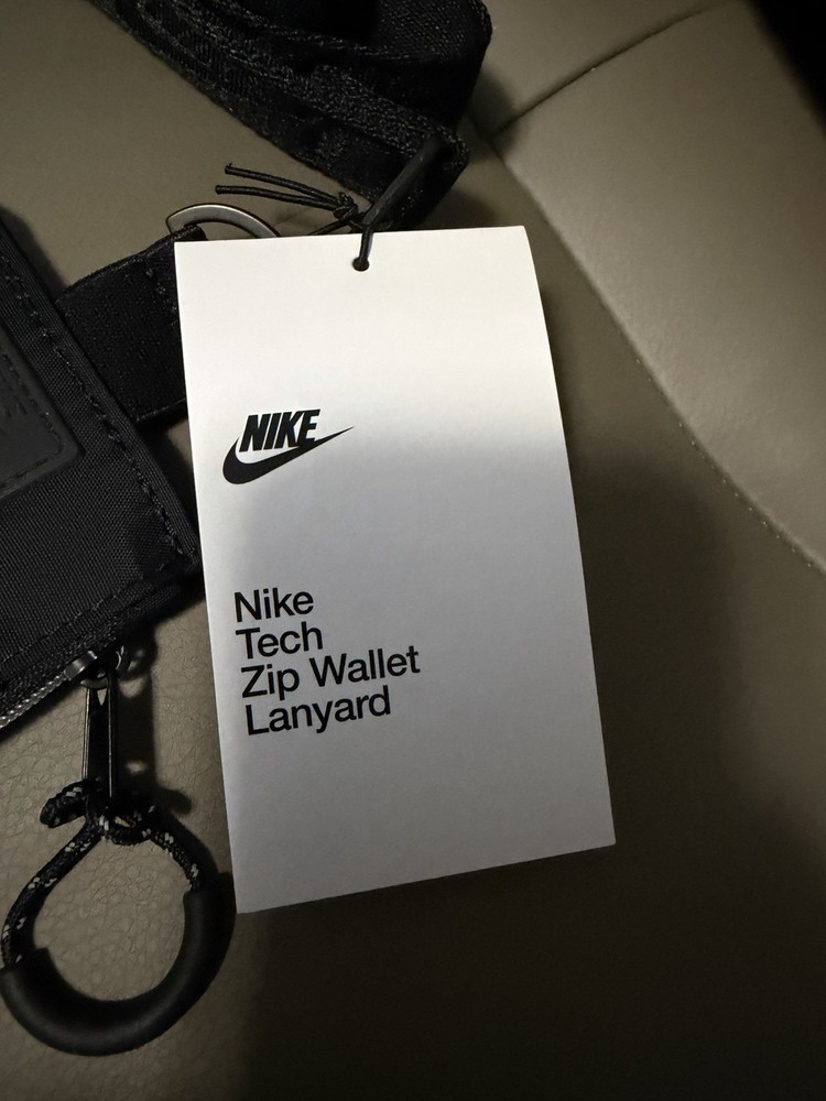 BNWT NIKE TECH STATEMENT ZIP WALLET LANYARD BLACK CARD HOLDER