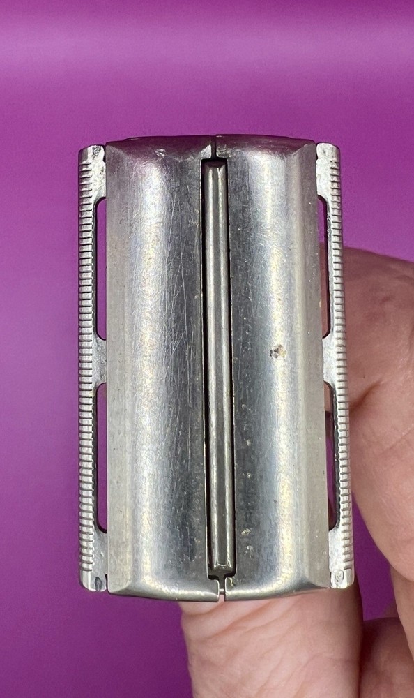 GILLETTE MENS 2 SIDED SAFTY ADJUSTABLE RAZOR. U. S. A.