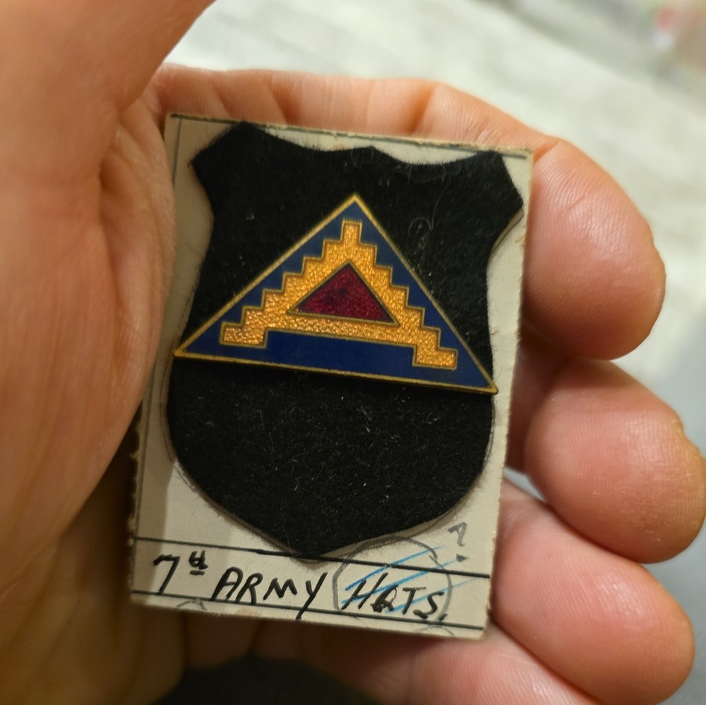 Badge of the 7th US Army, triangular emblem on a shield.(4)