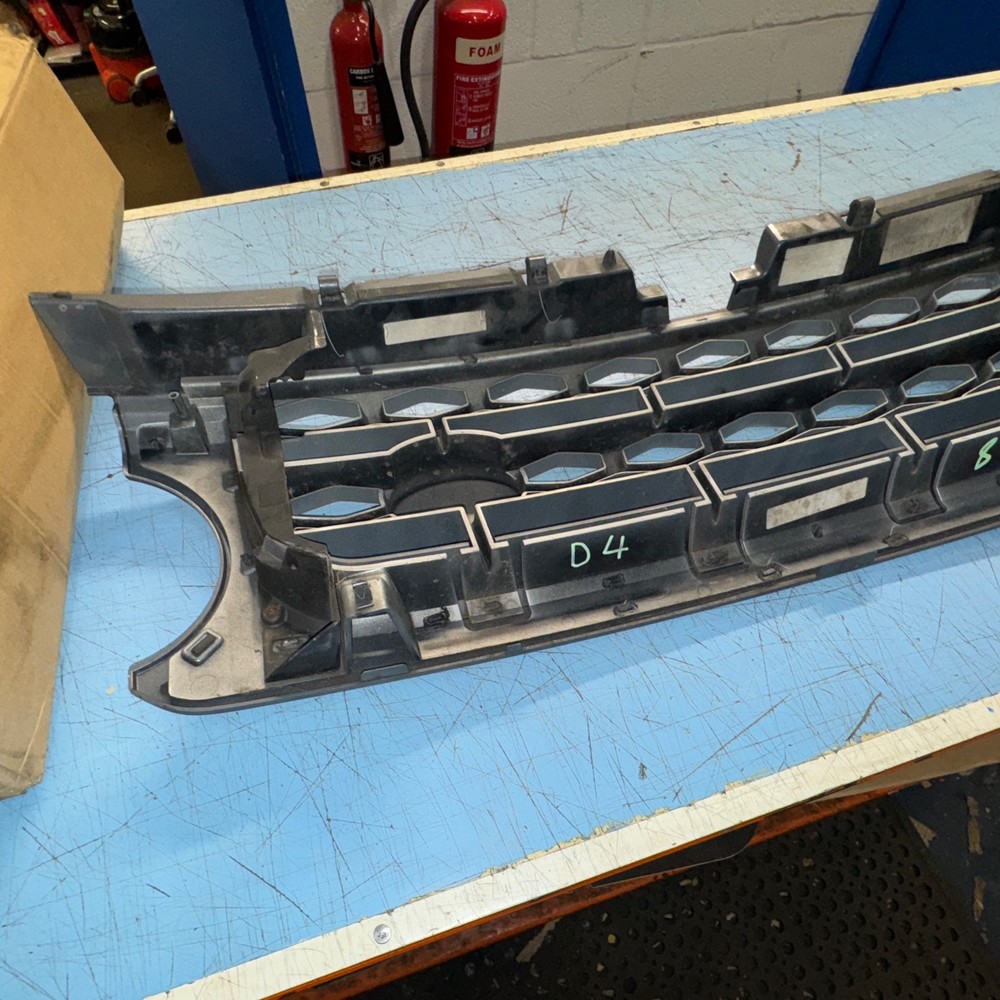 Land Rover Discovery 4 Front grill panel Corris grey paint code 873