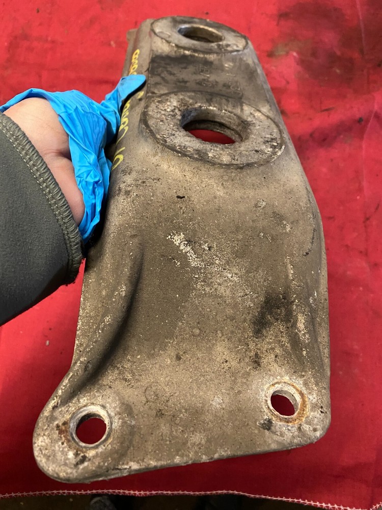 01 FREIGHTLINER CAT MOTOR ENGINE MOUNT BRACKET SUPPORT 103328 FRONT 05-16336