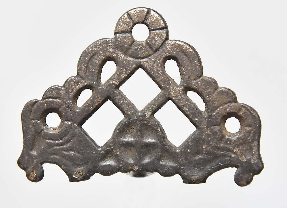 7 MATCHING VINTAGE DECORATIVE CORNER EMBELLISHMENTS