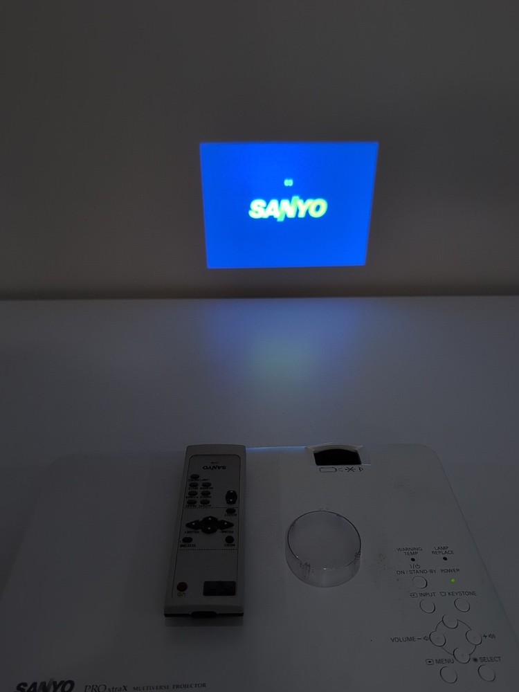 SANYO PRO XTRAX MULTIVERSE PLC-XU75 PROJECTOR Tested