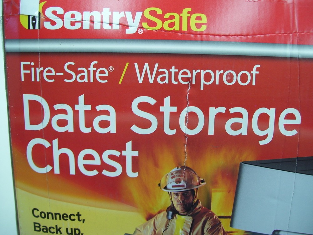SENTRY SAFE QA0121 FIRE-SAFE WATERPROOF DATA USB CD/DVD STORAGE CHEST SAFE