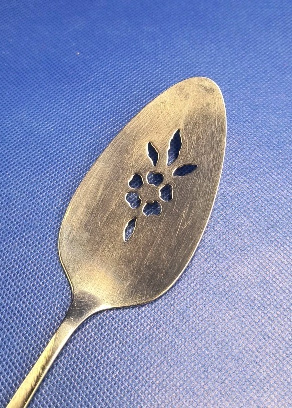 Oneida Deluxe POLONAISE pattern stainless pie server 8 1/2" -A-