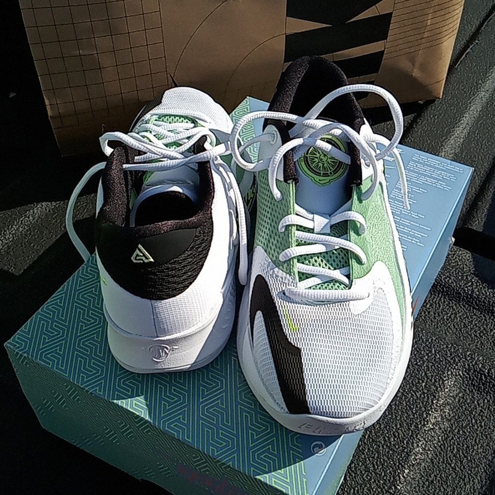 Nike freak 4 (gs) white black barely volt