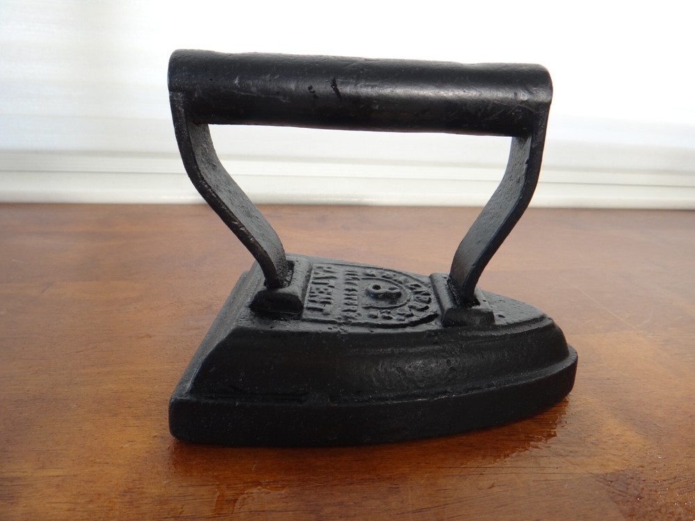 Vintage Sad Iron / Flat Iron #3 Silvesters 5"