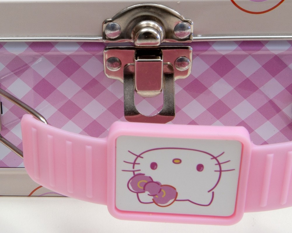 Hello Kitty Fresh! Spring Themed Lunch/Storage Box with Embossed Lid Tin NWT
