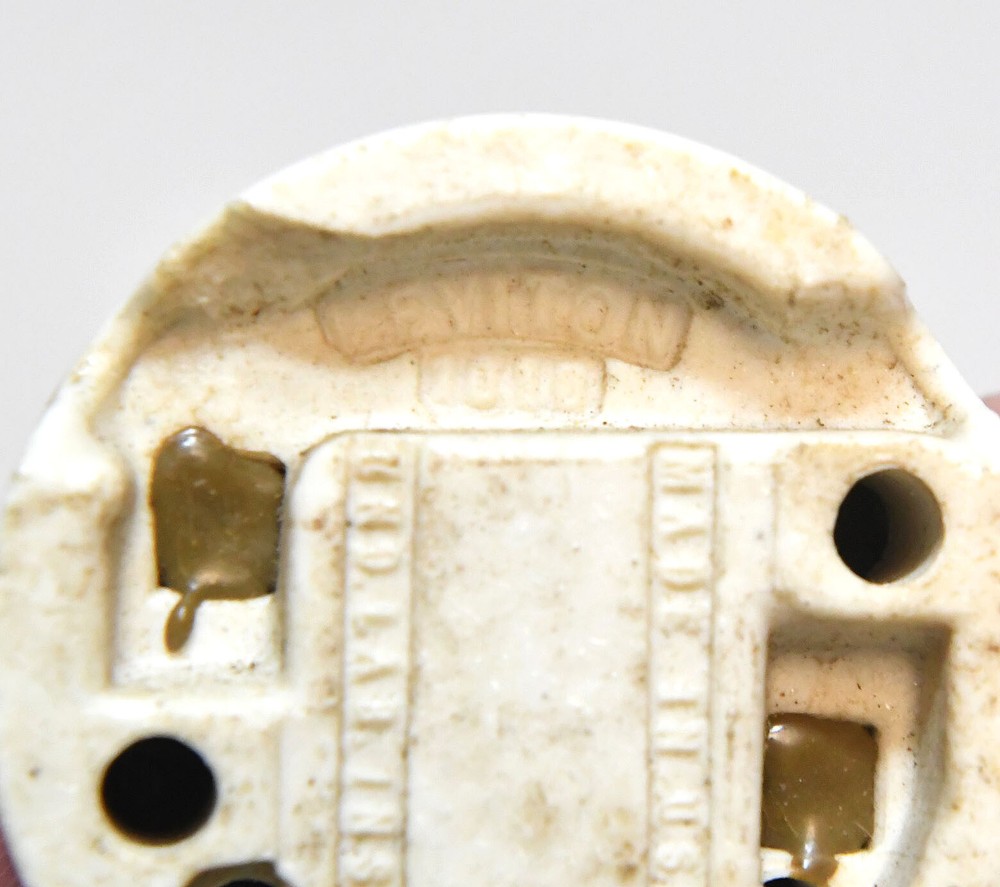 VINTAGE INDUSTRIAL LEVITON BAKELITE TOGGLE SWITCH CERAMIC BASE