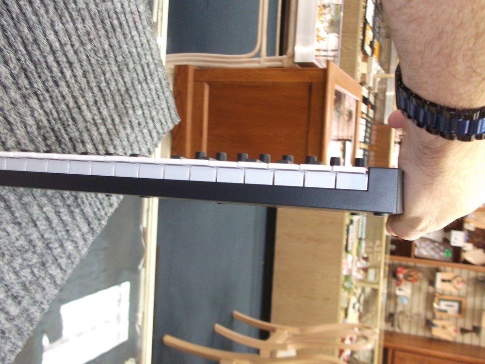 Novation Launchkey Mini MK4 Portable 25‑Key USB MIDI Controller