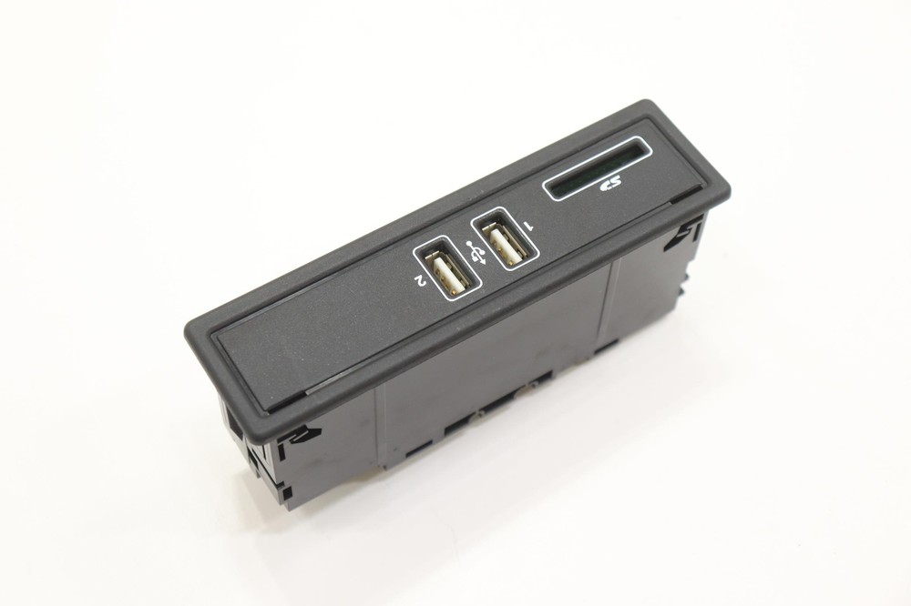 2015 - 2019 MERCEDES C300 W205 USB REPEATER SOCKET CONTROL MODULE OEM