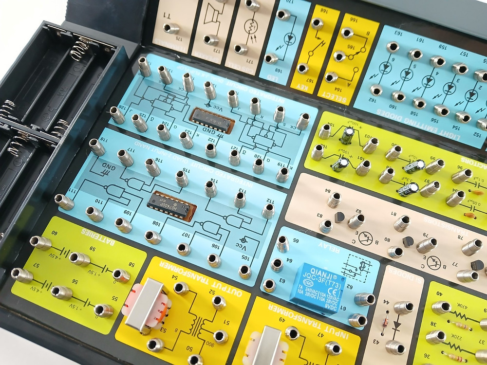 Maxitronix ELECTRONIC LEARNING LAB With 200 Educational Wiring Projects COMPLETE