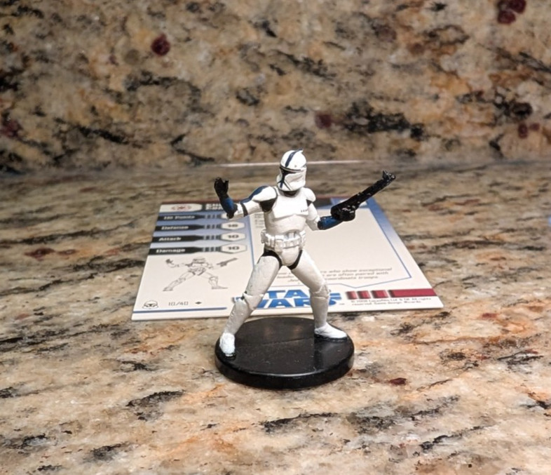 WOTC Star Wars Miniatures - Elite Clone Trooper Commander #10 w/ Card