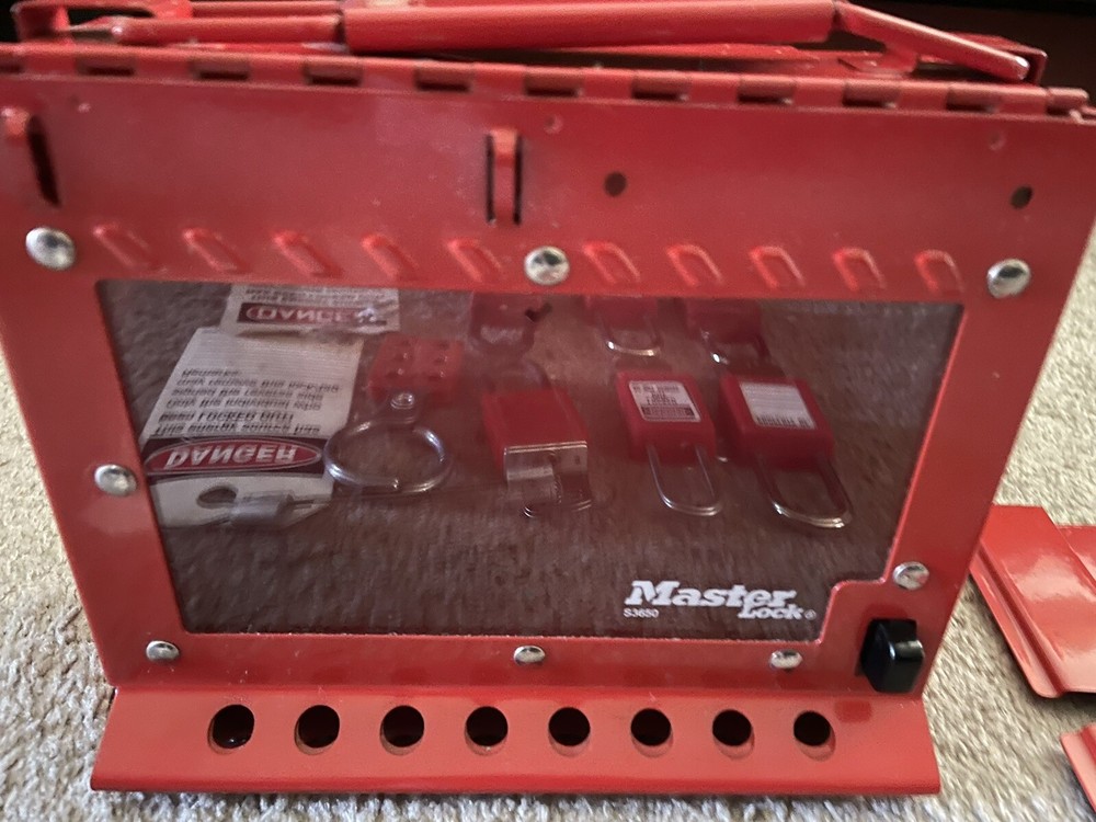 Master Lock 1839CX Group Lock Out Box With 6 Locks & Keys & Wall Mount Plate