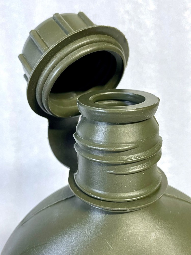 US Army polyethelene 1-Quart canteen dated 1976