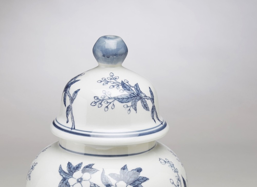 Zeckos AA Importing 59836 Blue And White Ginger Jar With Lid