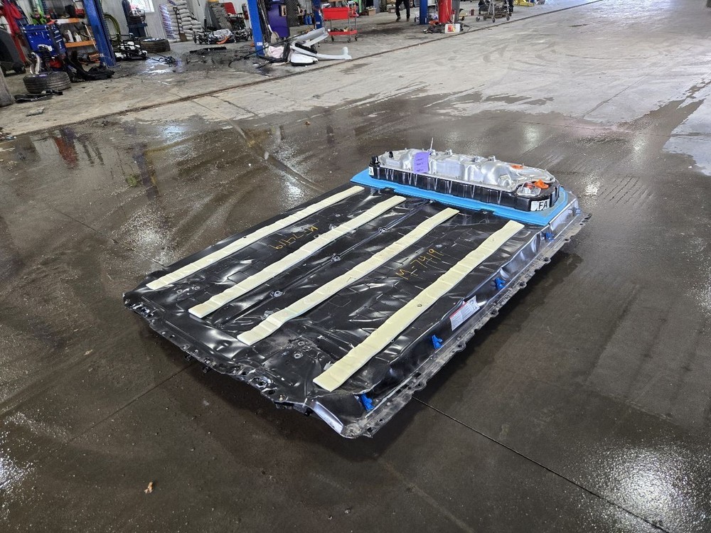 TESLA Y 2024 Battery - CASE SMASHED WILL NEED REPLACED