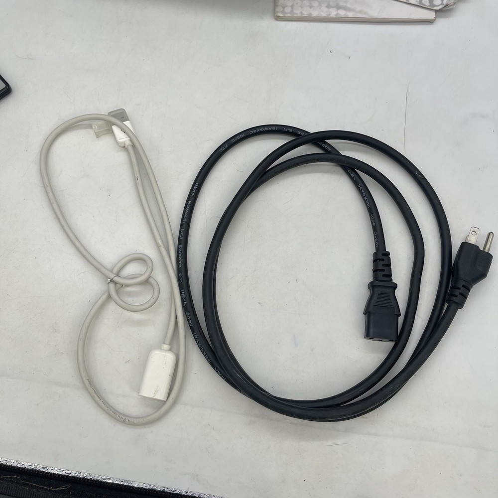 Benq Desktop Projector MP721 w/ Case Bag Cords Controller Untested