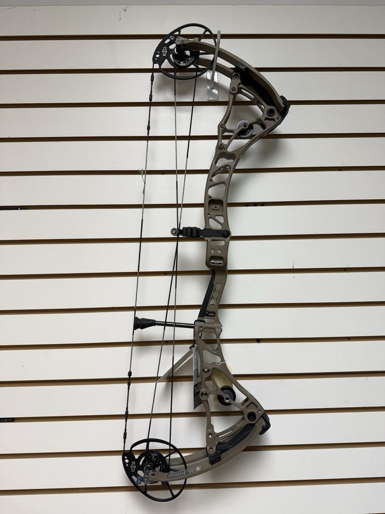 NEW Bowtech Core SR in Sandstone Right Hand 70# 25-30" Compound Bow