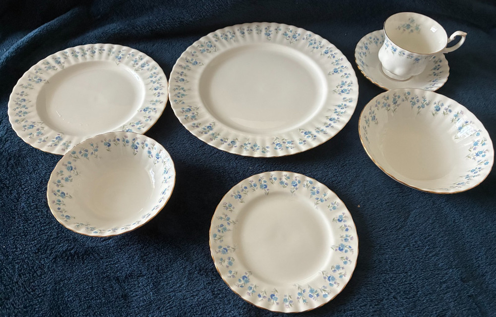 Royal Albert Bone China Memory Lane 7 Piece Place Setting, EUC