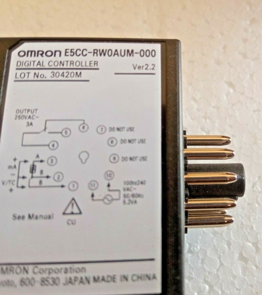 OMRON TYPE E5CC-RWOAUM-000 DIGITAL TEMPERATURE CONTROLLER NEW