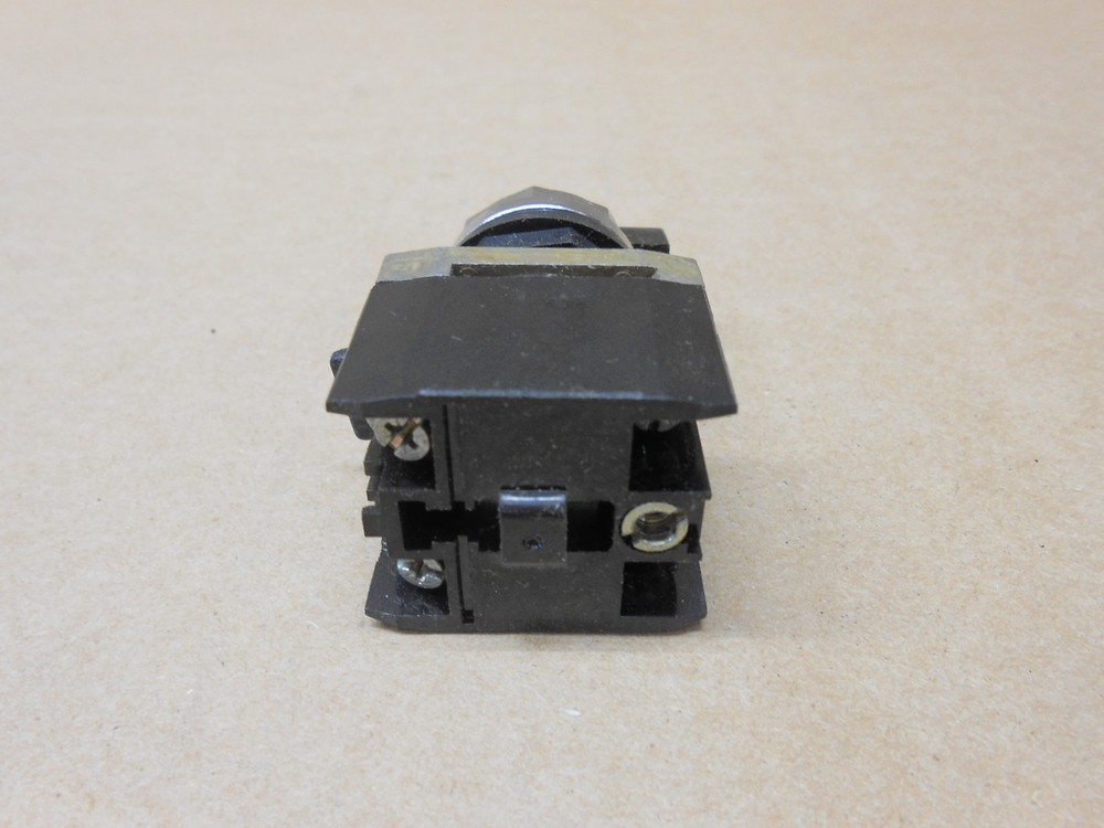 1 NIB CUTLER HAMMER E22VBB3H SELECTOR SWITCH OPERATOR