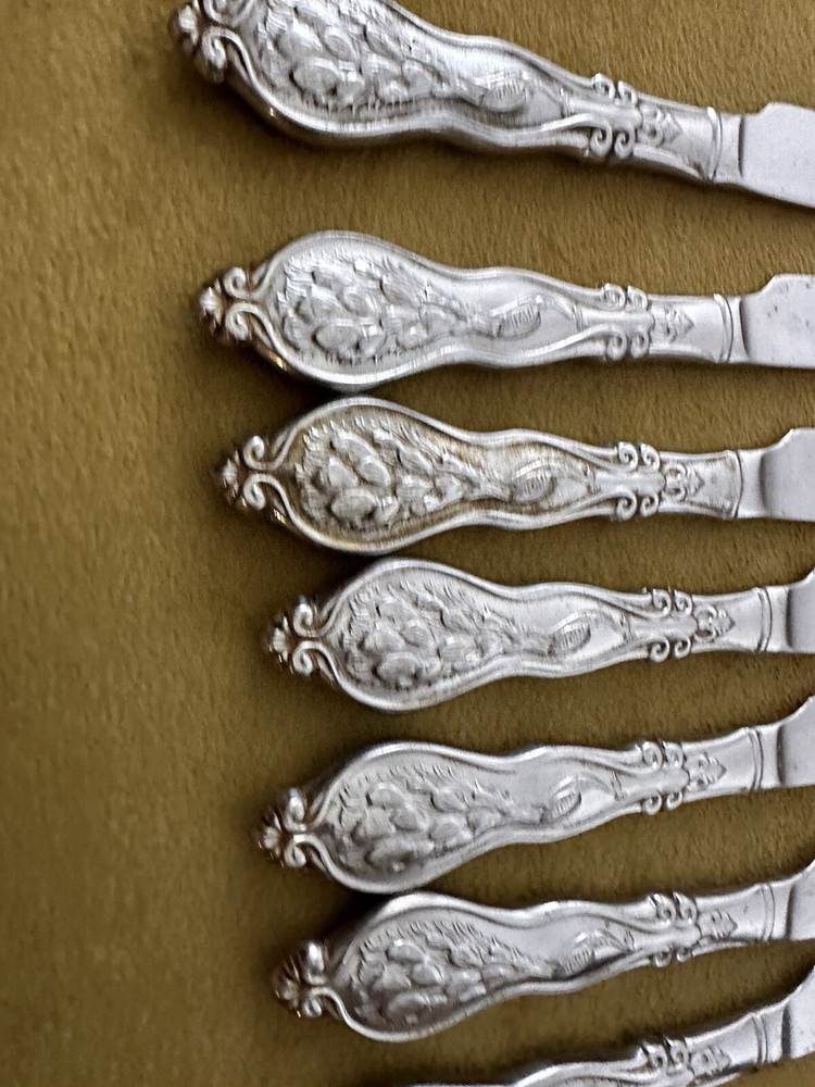 Wallace 1810 Stainless Peacock Pattern (8) Dinner Knives - (blade Flaws)