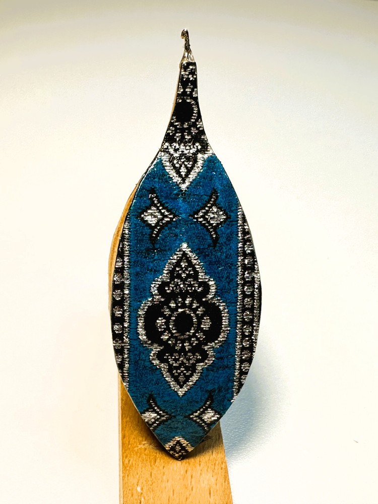 Tatting shuttle with Florence pattern 2.5 w hook blue