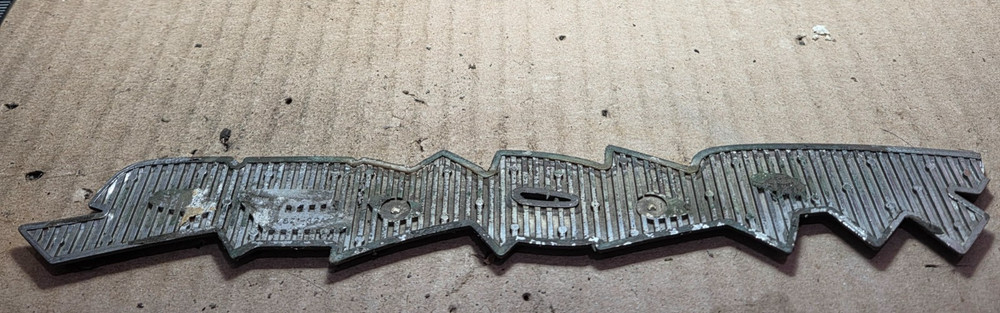 GEO TRACKER CIRCA '93 EMBLEM 77821-62A10 (6789}