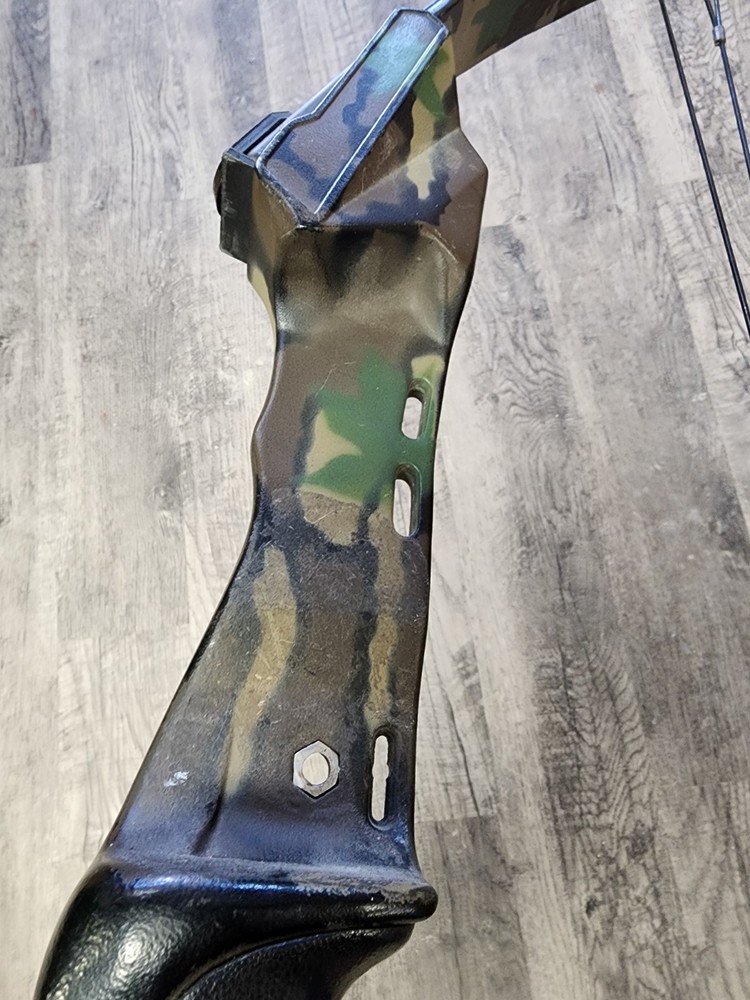 PSE Archery Elite Series Compound Bow RH - 30" - 70lbs