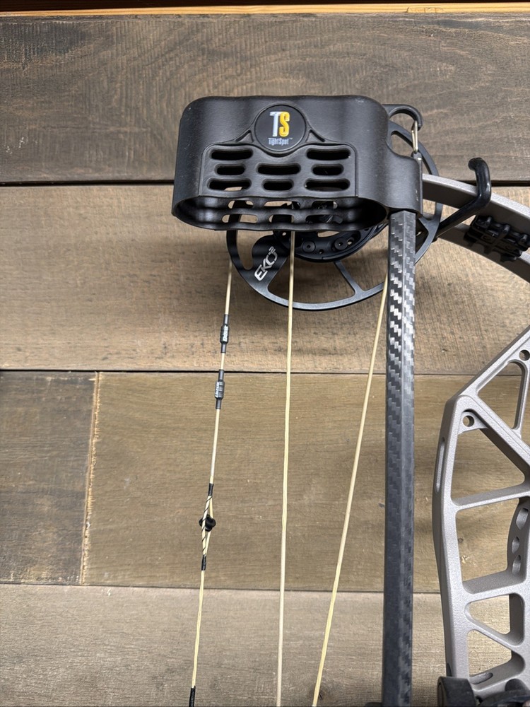 Bear Redeem compound bow Loaded 70#