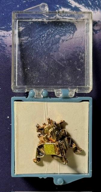 APOLLO LUNAR EXCURSION MODULE ORIGINAL ERA DIMENSIONAL PIN IN ORIGINAL SNAP CASE