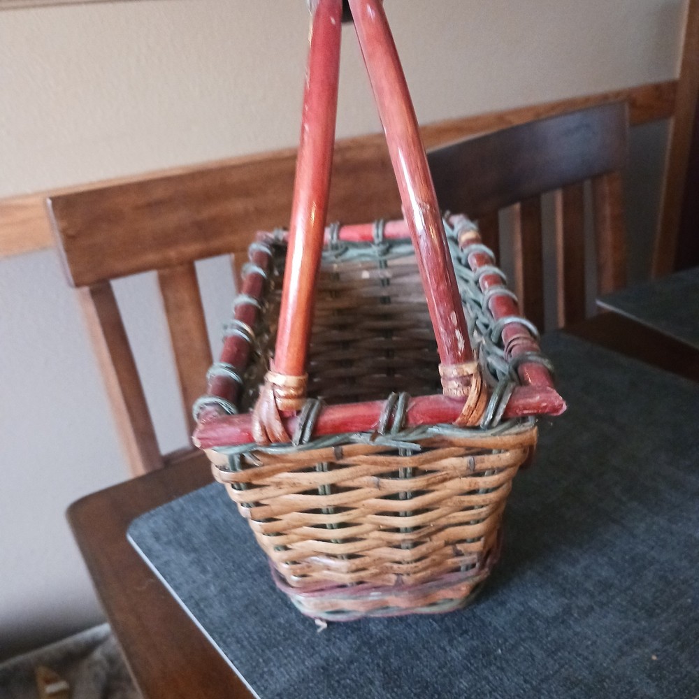 Wicker Basket With Handle Apples On Front