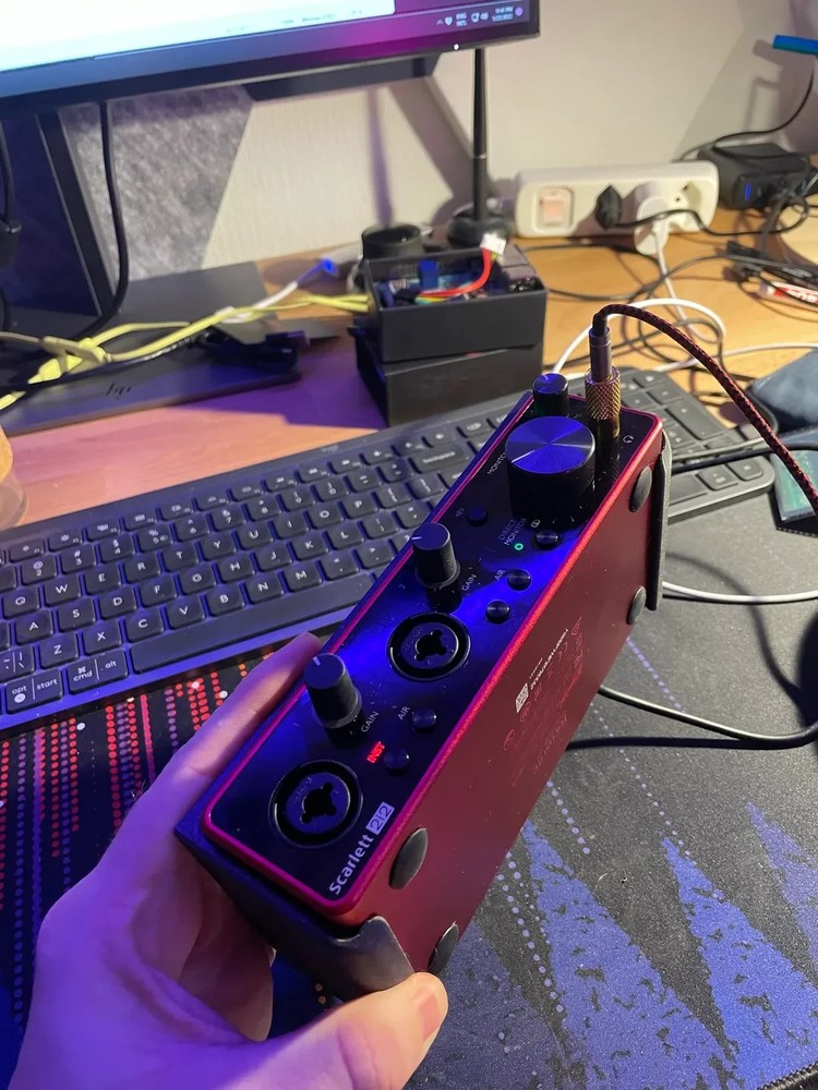 Focusrite Scarlett 2i2 under desk mount