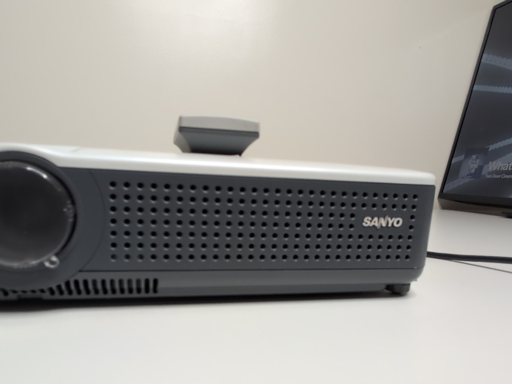 SANYO PRO XTRAX MULTIVERSE PLC-XU75 PROJECTOR Tested