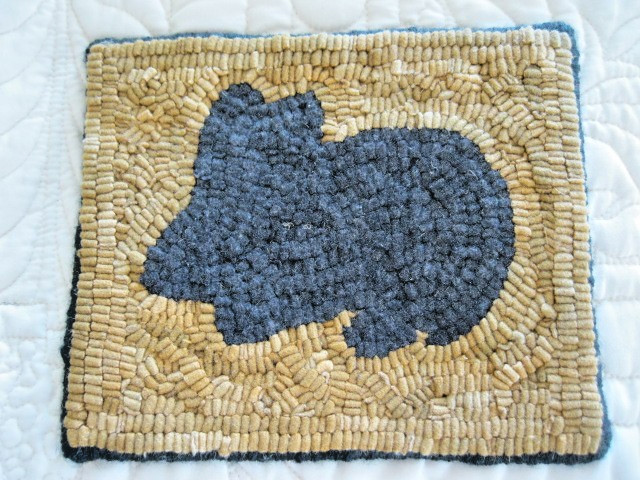 HAND HOOKED TABLE TOP MAT WITH BUNNY RABBIT DESIGN
