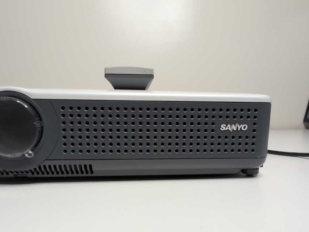 SANYO PRO XTRAX MULTIVERSE PLC-XU75 PROJECTOR Tested