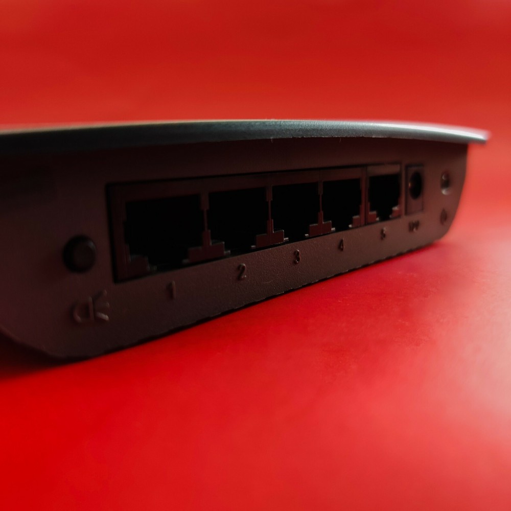 Cisco Linksys 5-port Switch Fast Ethernet SE1500 + Power Adapter