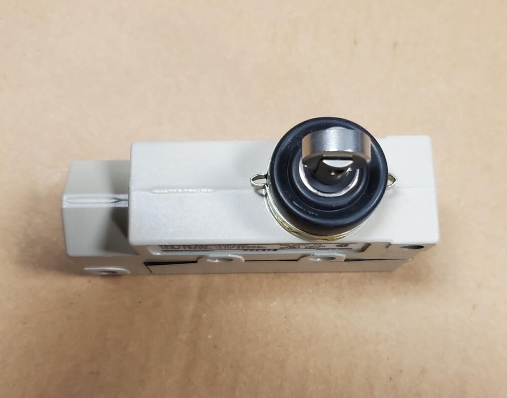 Omron ZV2-N22-2 Limit Switch